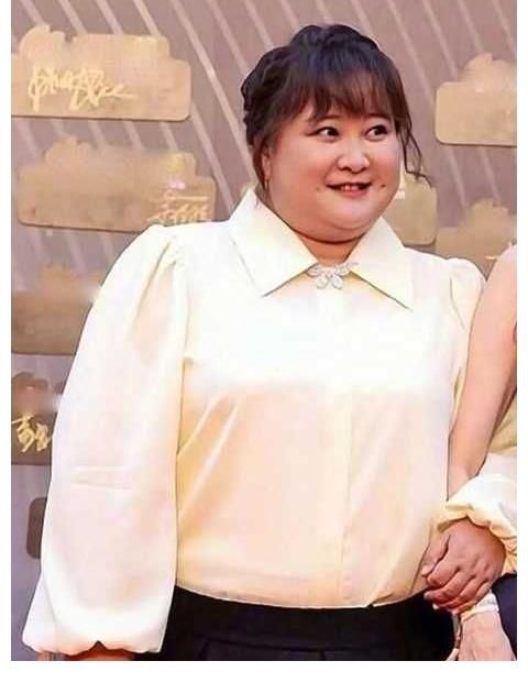 元氣滿滿|39歲賈玲胖出天際，脖子三層肉，長裙遮不住粗腿，擔心她的健康