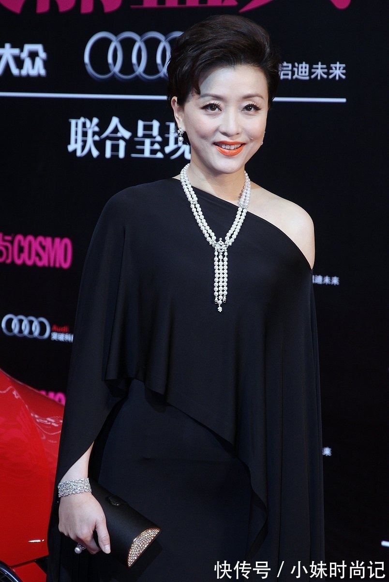 连衣裙|杨澜:腹有诗书气自华,一袭黑色斜肩连衣裙高级洋气,气质端庄