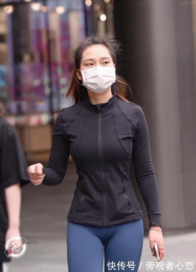 t恤 打底裤要搭配一双浅色的鞋子,个性混搭让人一见倾心,大方优雅