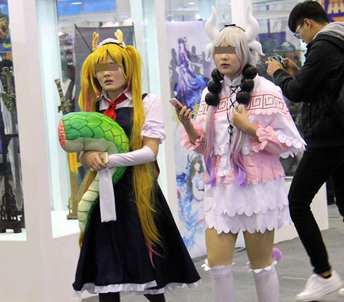 场合|“睡衣妈妈”接孩子走红，引网友争议：学校门口穿睡衣合适吗？