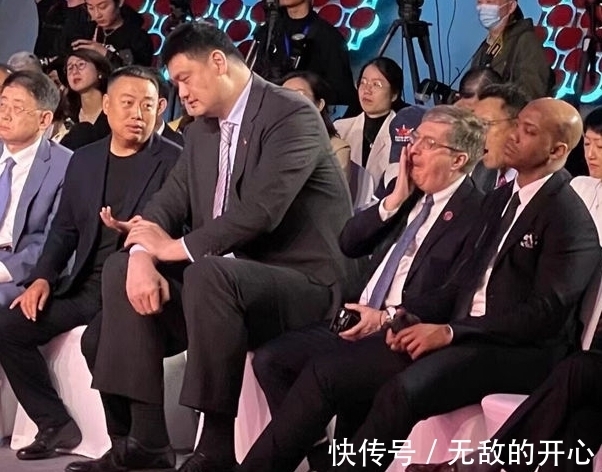 姚明|2米26姚明把椅子坐成小板凳！西裤有点短露脚脖子，像穿着九分裤