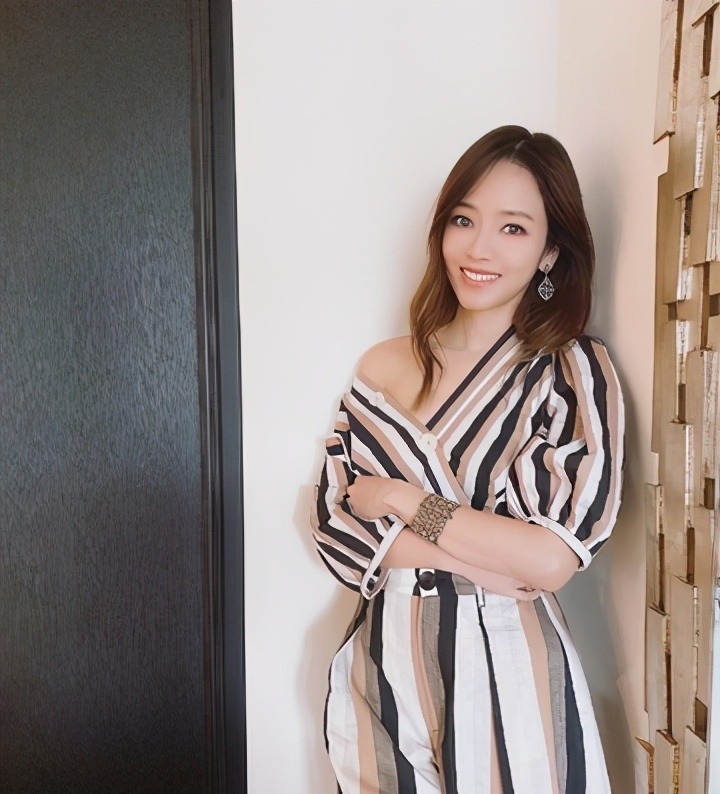 曝光|侯佩岑晒“情侣装”全家福!一家四口私下日常曝光