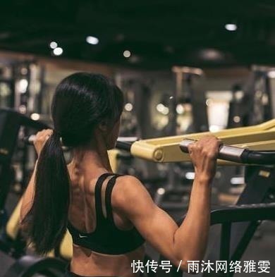 曲线|热爱健身的17岁姑娘，身材苗条的让人心疼，展现迷人的肌肉曲线