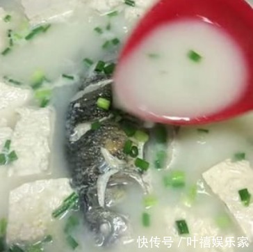 炖鱼汤时,不要直接加水炖!大厨教你3招,汤浓味鲜,好喝无腥味