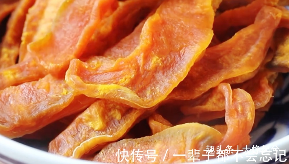 秋天南瓜多吃不完，太阳一晒，教你做成小零食，大人小孩都爱吃