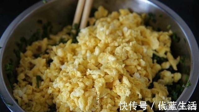包韭菜馅饺子，直接拌馅就错了多加一步，韭菜更翠緑，还不出水