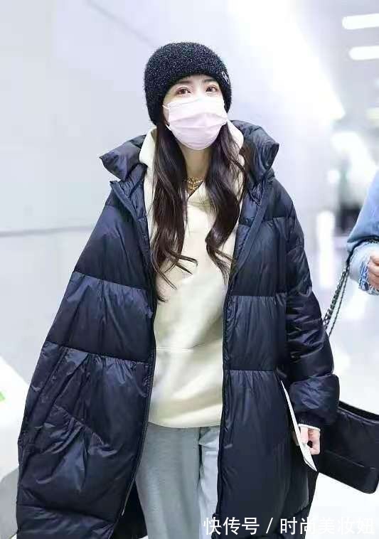 亮色系|徐璐真懂时髦穿搭,烂大街的羽绒服配运动套装,高级又洋气