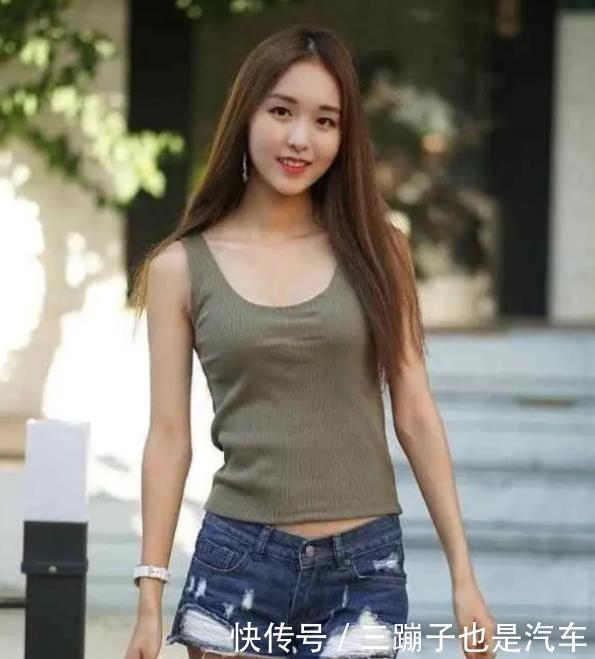 气息|街拍皎若秋月的美女，一件墨绿色背心配牛仔短裤，青春活力气息