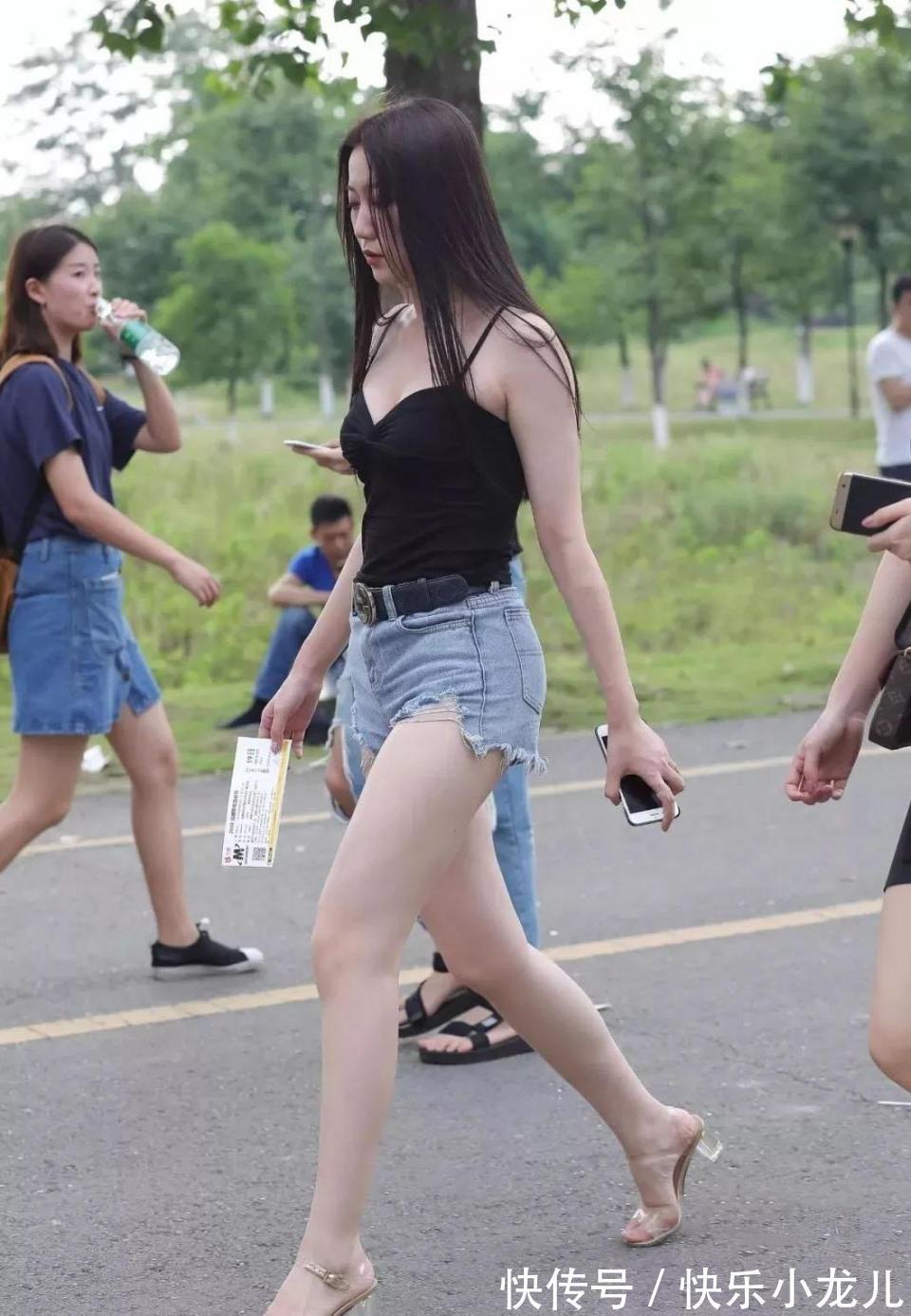 性感|气质美女秀自拍,小碎花连衣裙搭配小红鞋,像一只小蝴蝶飞过一样