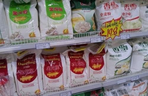 买面粉，别看牌子和价钱，只看袋子上有这行字，再便宜也是好面粉
