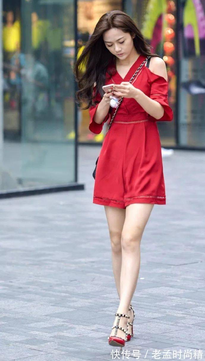 美女|街拍美女:美女穿着一双一字带的高跟凉鞋,透明的一字带能够增加她整体魅力