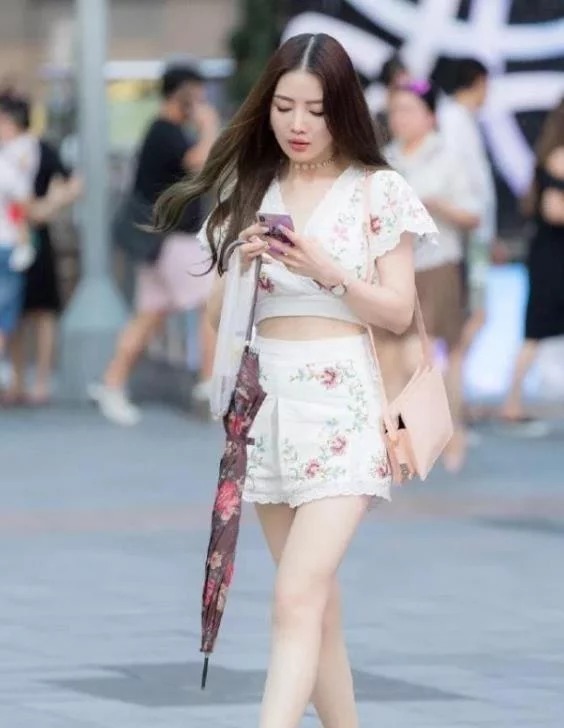 魅力|街拍软玉温香的小美女,身穿束腰红裙,时尚魅力气质甜美