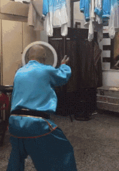 |搞笑GIF:功夫确实不错,只是裤子掉的有些尴尬