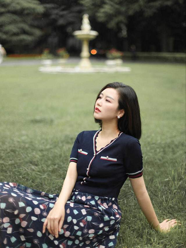 半身裙|今年秋天流行这样穿,无袖针织衫搭配印花裙简约洋气,还提气质