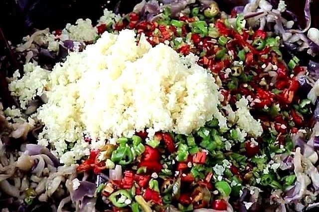 夏季,腌黄瓜不如腌它,一次腌10斤,放一年都不会坏,超美味