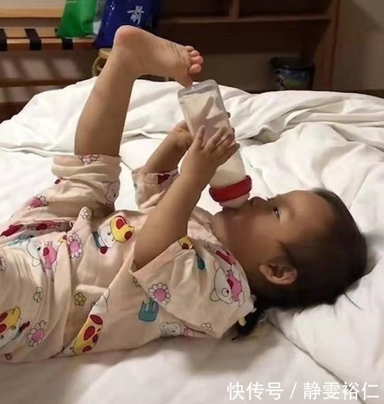 宝妈|功夫宝宝火了,开发独特吃奶姿势,网友:骨骼惊奇是个人才