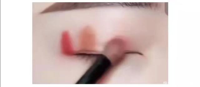 画法|“三式一抹”的眼影画法+牙线画眼线这些奇怪的化妆技巧你知道吗
