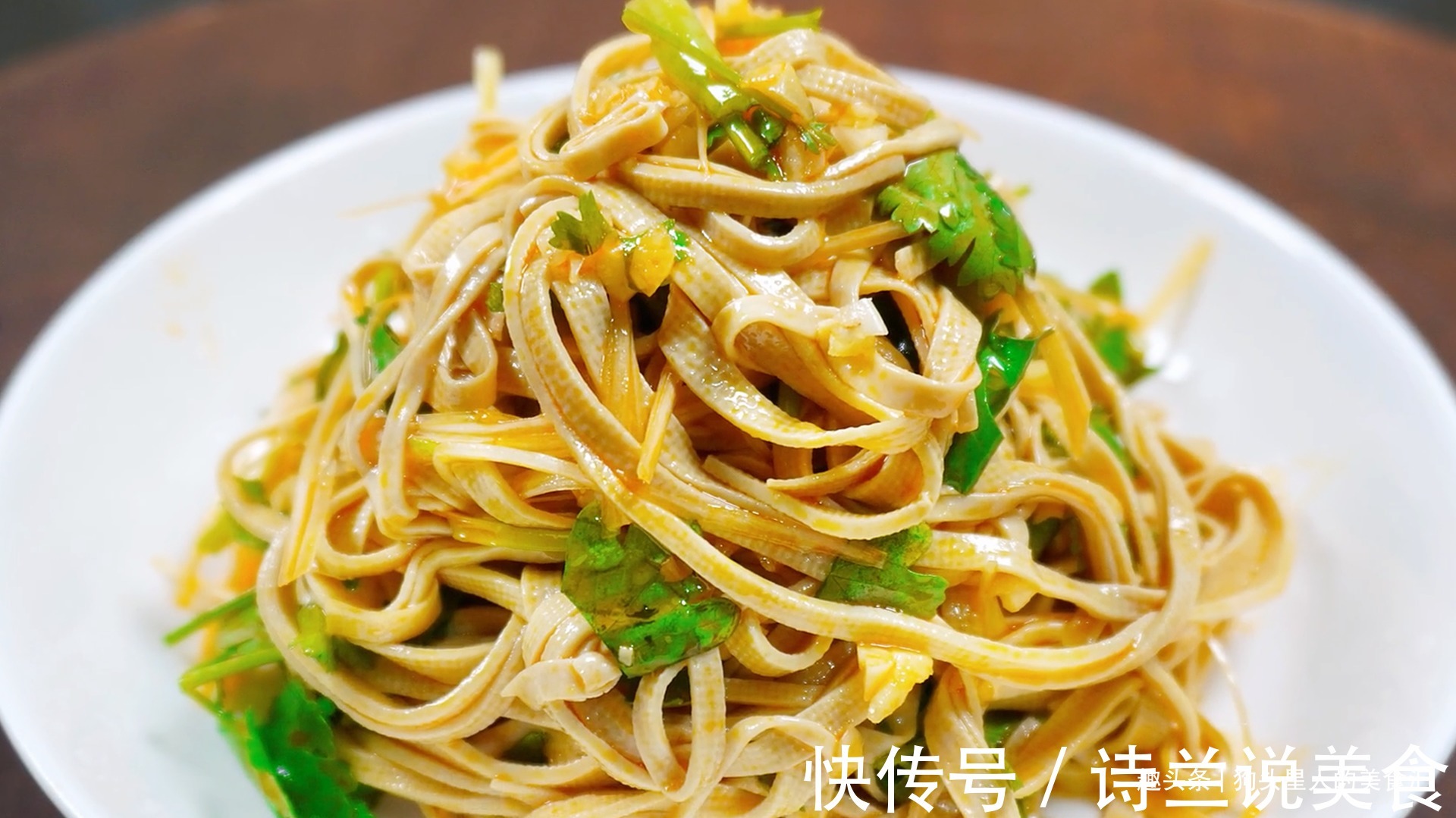 凉拌豆腐皮时,有3种食材缺一不可,筋道好吃无腥味