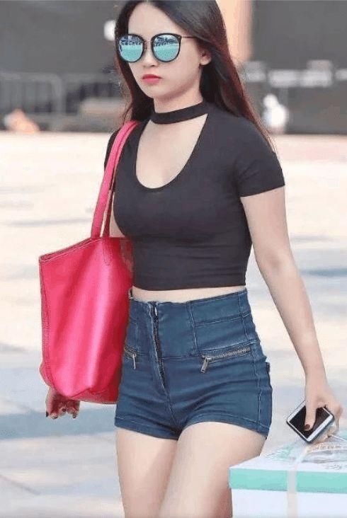 上衣|街拍浅紫色的短款上衣加上黑色短裤,超清爽的一种装扮