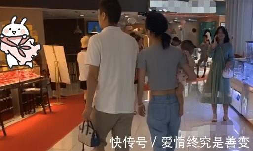 挎包|小姨“挎包式”带娃出门逛街走红，娃紧紧抓住衣角我太难了！