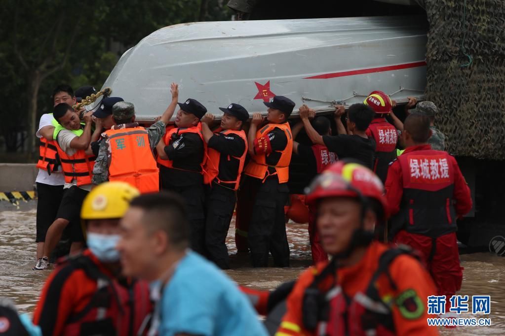 郑开大道|暴雨突袭下的生命接力——郑州万名医院患者大转移纪实