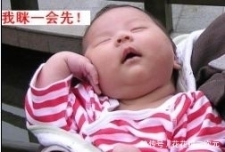 搞笑宝宝系列:都不要打扰我,让我先眯一会,这样子太逗了