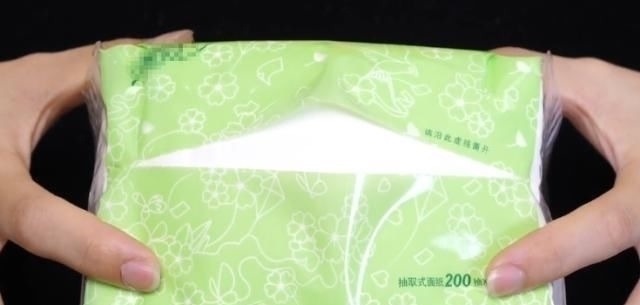原来“抽纸”上有一个“小机关”,只需轻轻拍一下,一秒钟抽纸自动打开