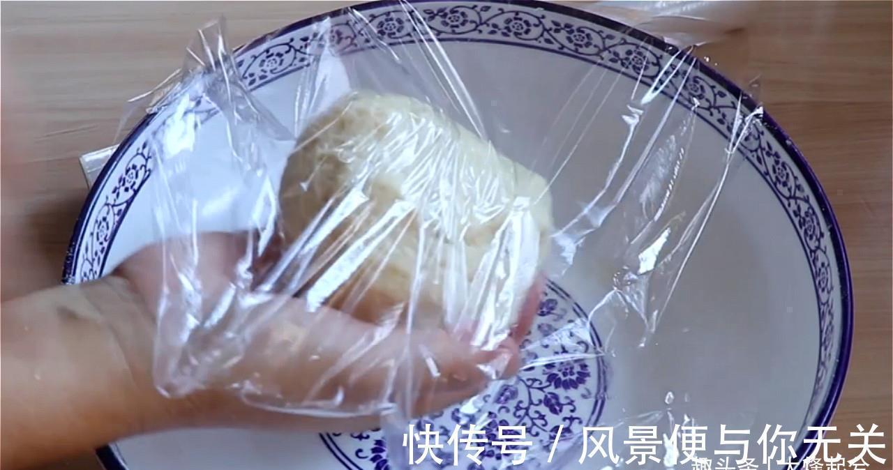 8块一个的蛋黄酥,在家自制低成本,一口酥掉渣,比外面卖得好吃