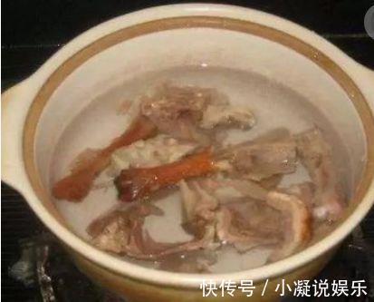 花盆|君子兰吃“2种零食”，冒出6对“网格叶”，开花鲜艳、硕大