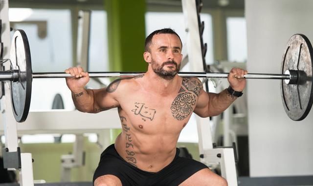 肌肉|坚持深蹲有哪些好处?减肥多做深蹲,让你瘦得更快更有型