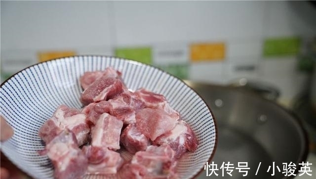 难吃|排骨焯水时,万万别直接下锅煮,别不当回事,不然肉又柴又难吃!
