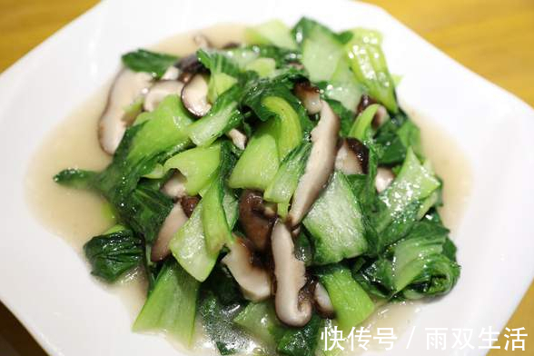 爽脆|天热多吃蔬菜，炒青菜时，不要直接下锅，学会2招，爽脆不发黑