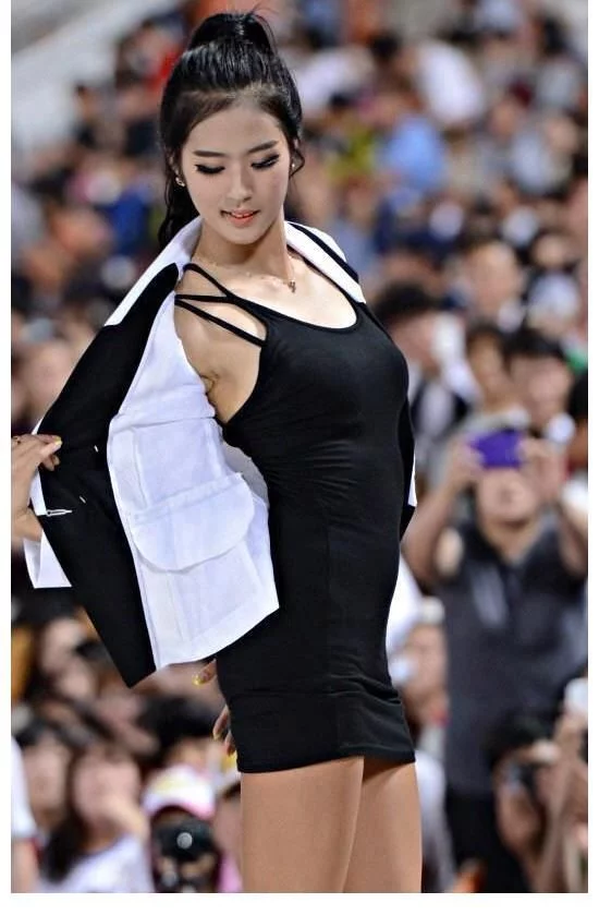 最美拉拉队成员，拥有魔鬼身材长相似刘亦菲，被誉为韩国棒球女神