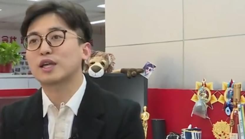 热巴 在《跑男》狂吃的热巴,为啥其他节目一口不吃导演2字道出内幕