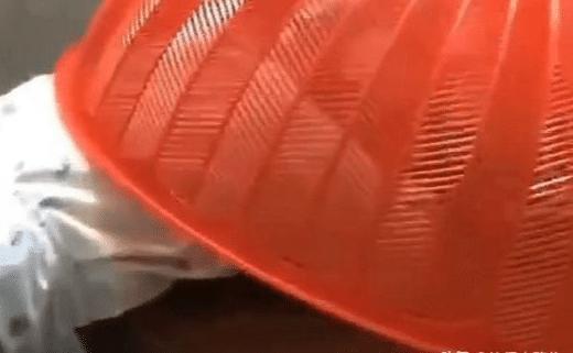 宝宝们|宝宝掩耳盗铃式偷吃火了!被抓包时还投入的吃着,网友:家贼难防