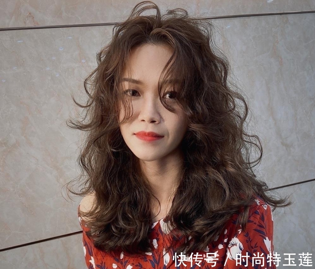 洋气 今年秋冬发型别乱剪,18款洋气烫发送给你,无论胖瘦都适合