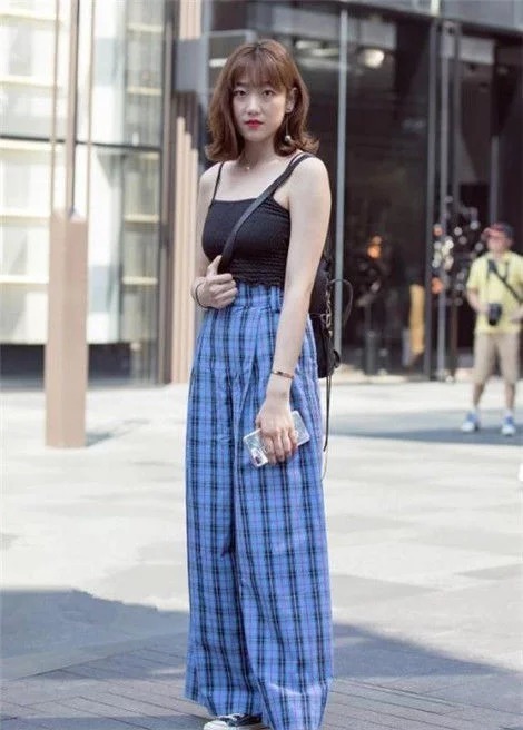 街拍:小姐姐黑色吊带配蓝色格子长裤,时尚清新,尽显文艺气质