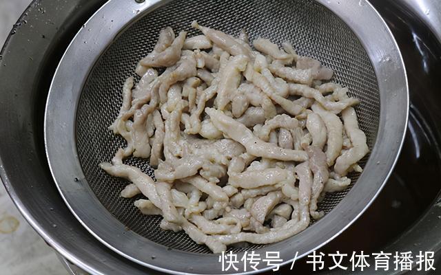 豆皮|冬季，要顺应节气合理膳食，教你做五彩豆皮卷，有菜有肉营养好