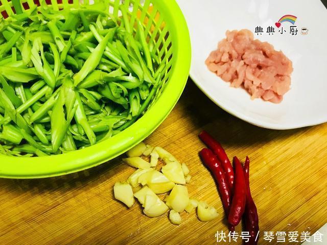 夏日|夏日餐桌的家常菜,简单清炒非常下饭,没食欲就想吃