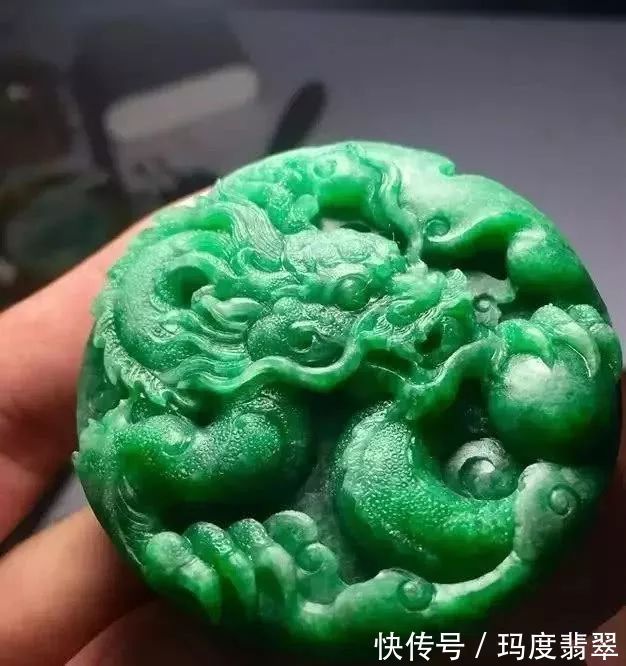 抛光!差点没人要的手镯芯,摇身一变满绿翡翠挂件,出价50000都不卖!