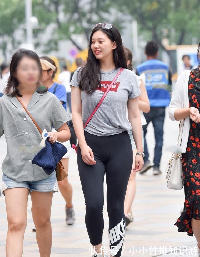 搭配 美观优雅的打底裤添加简约情怀,突显时尚优雅态度!