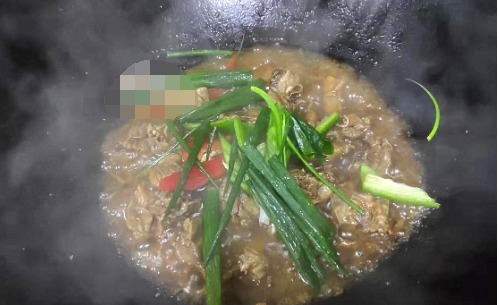 鲜香|鸭肉和它真是绝配,焖一焖鲜香开胃,驱寒暖胃,冷天常做给孩子吃