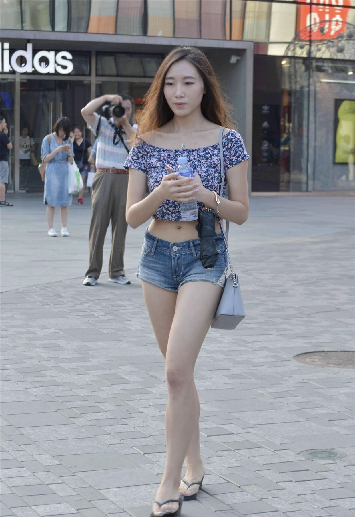 低腰 很多人选择牛仔短裤,低腰的款式,时尚姑娘真会搭配