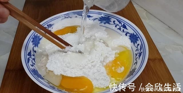 以后面粉就这样做，加3个鸡蛋，不用烤不用蒸，比蛋糕都香甜好吃