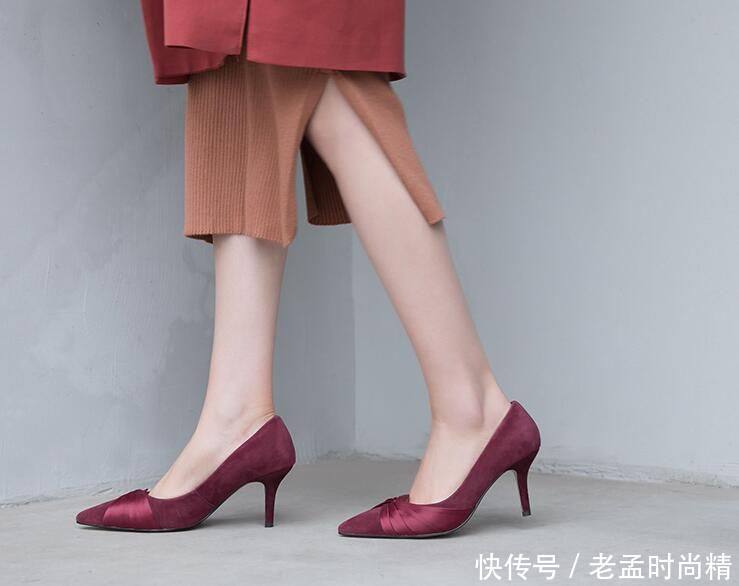 尖头搭配韵味的高跟鞋,时髦有亮点显脚瘦