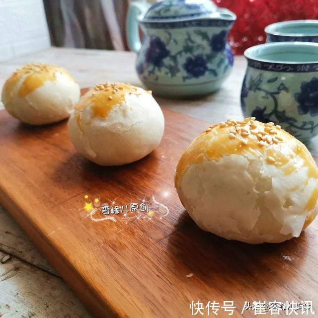 水油|外卖10块钱一个的蛋黄酥,自己做3块钱就搞定,酥得掉渣特好吃