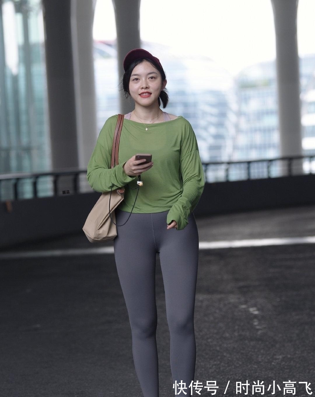 姐姐 健身裤一定不要配紧致上衣,看看气质姐姐这样穿是有多美