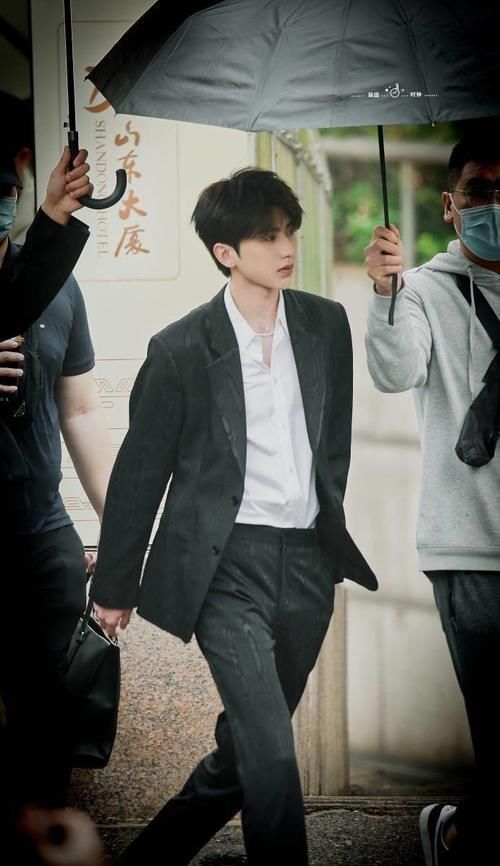 蔡徐坤黑西装亮相《奔跑吧》发布会 贵气十足的霸总坤帅气来袭！