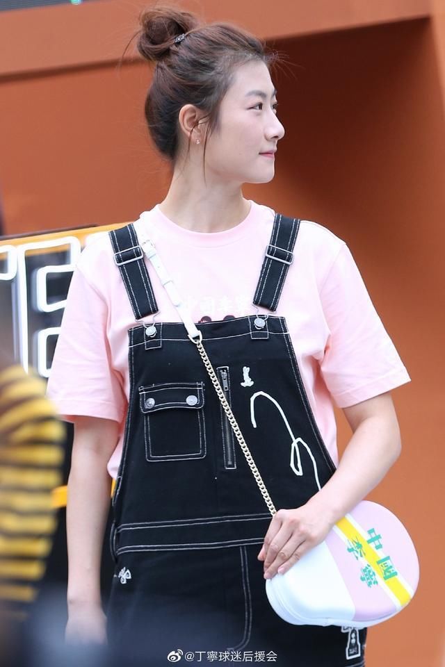 西装|大气!国乒大满贯得主出席时尚活动,一袭粉色西装尽显优雅迷人