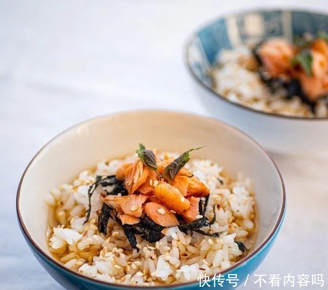 日本喜爱的治愈系美食，是一碗热气腾腾的茶泡饭